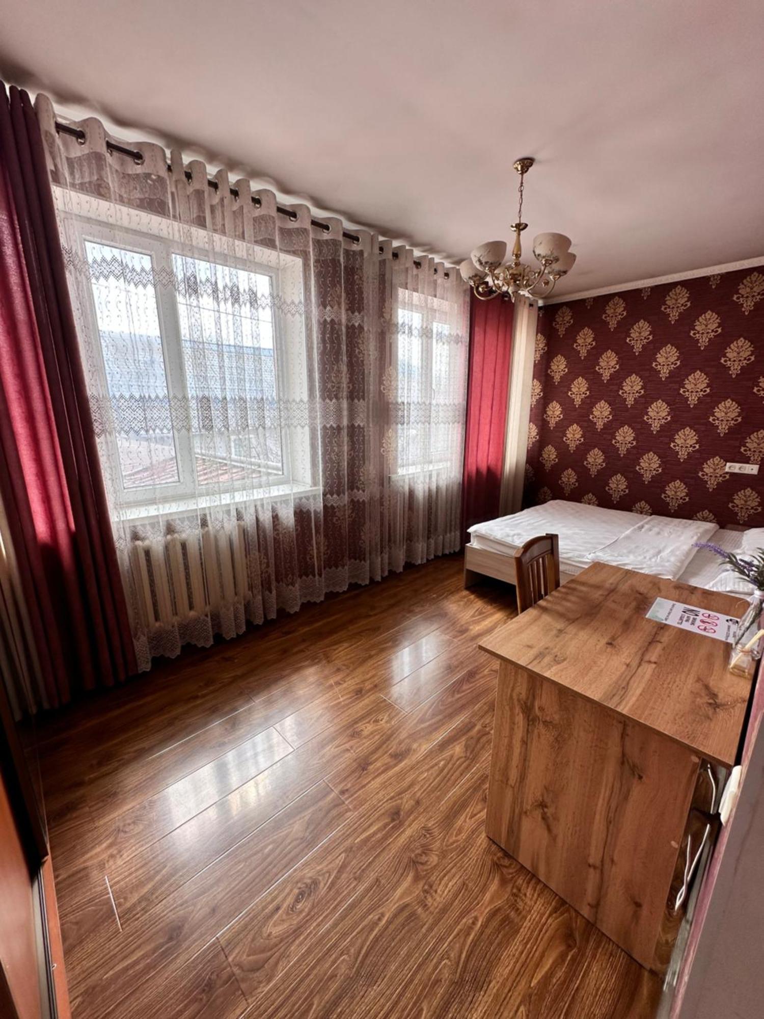 Hostel 4U Bisjkek Buitenkant foto